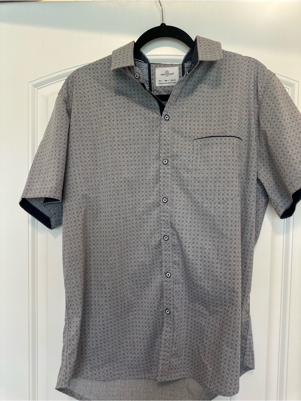 Chaps Men's Light Gray Short-Sleeve Button-Down Shirt with Navy Trim
